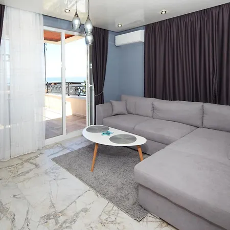 Niko's Deluxe Apartment